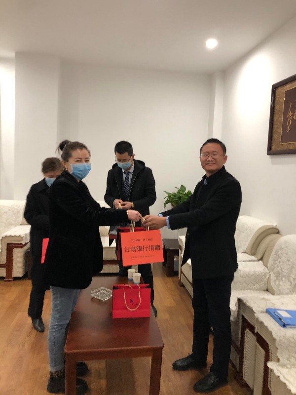 202003201584697045112928.jpg 3.20甘肃银行兰州新区职教园区支行为我校捐赠防疫物资.jpg