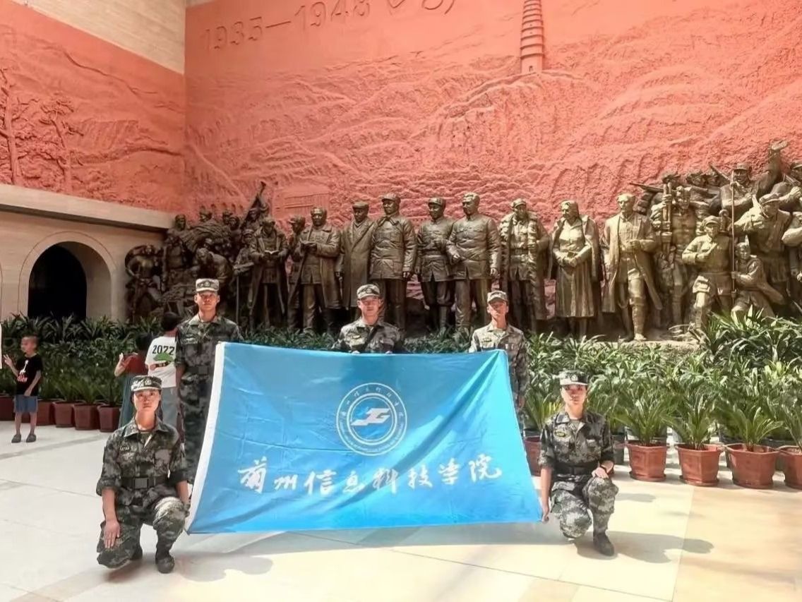 开元集团网站师生代表参加第四届甘肃省大学生军事训练营