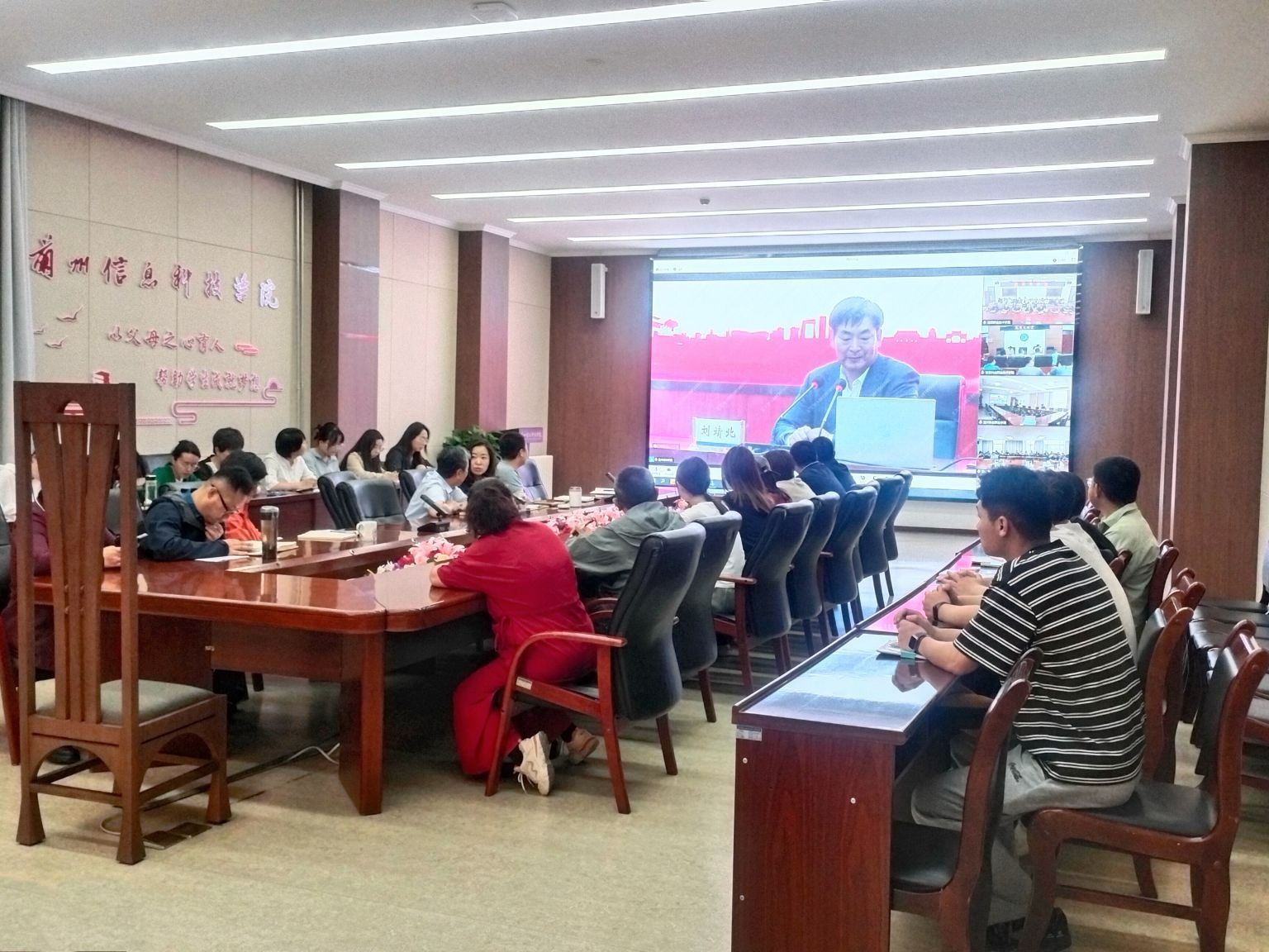 我校党员干部参加“陇原大讲堂” 专题报告会