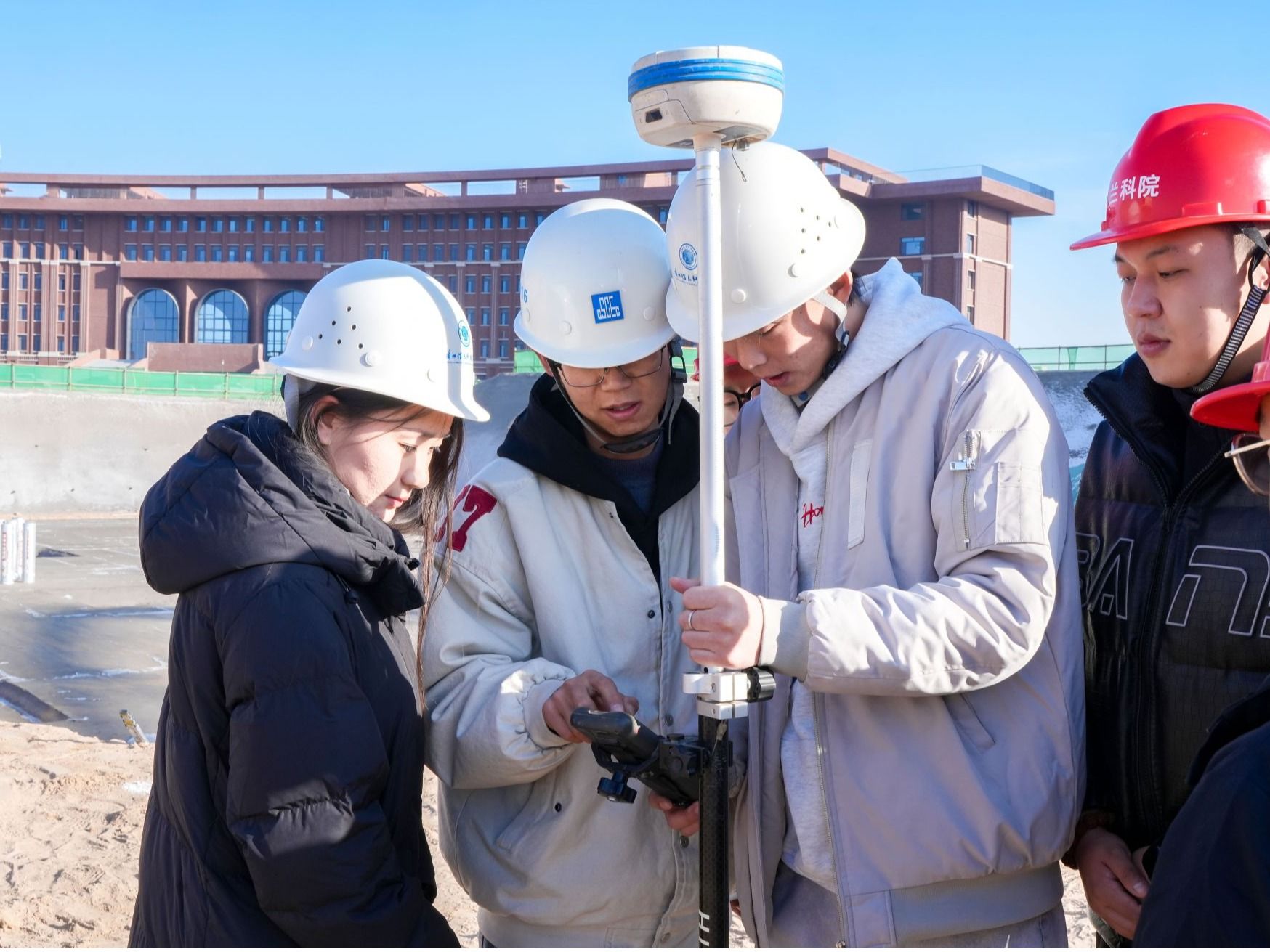 将课堂搬进校园建设一线：开元集团网站与中建七局协同开展“在校建校”综合实践