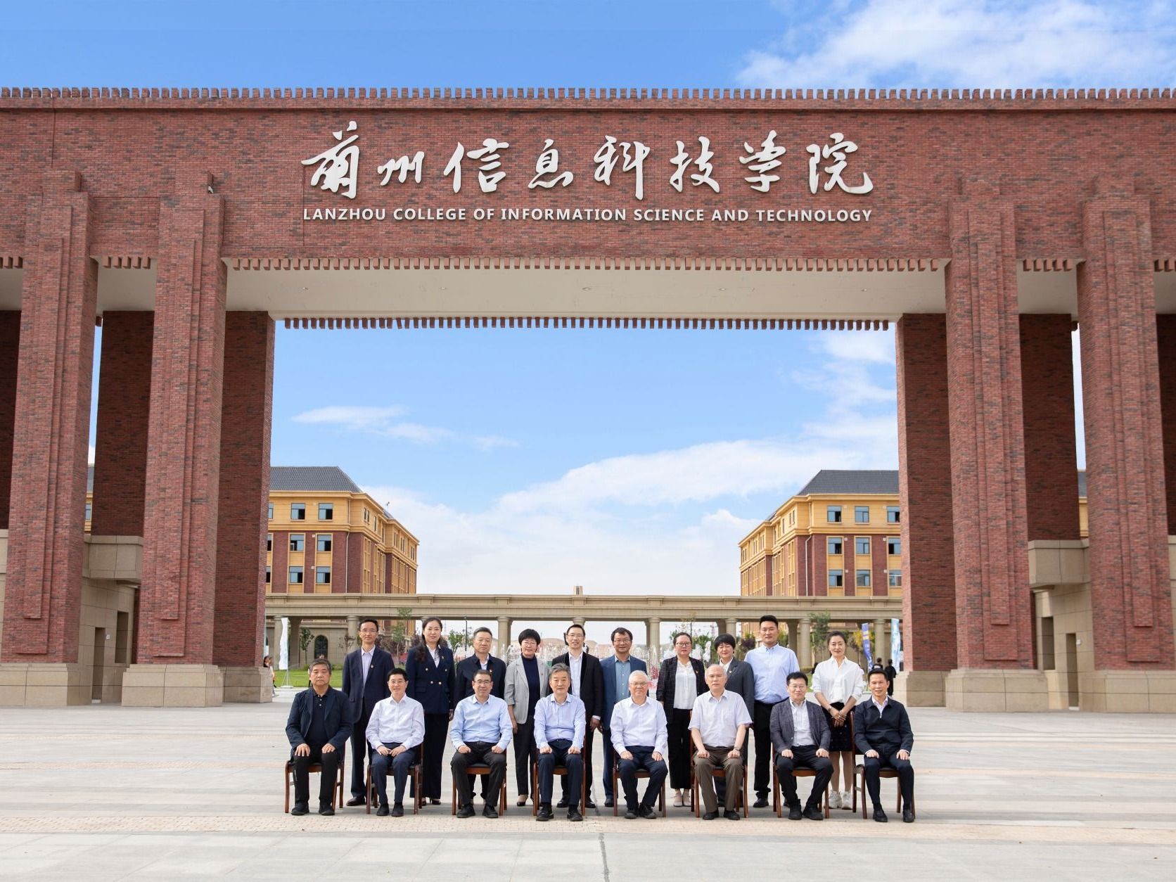 领导关怀 | 民进中央副主席王刚在开元集团网站调研慰问教师代表