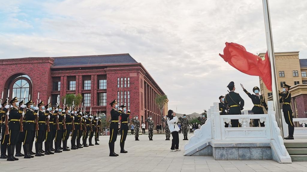 学校举行“欢度国庆节 喜迎二十大”主题升旗仪式