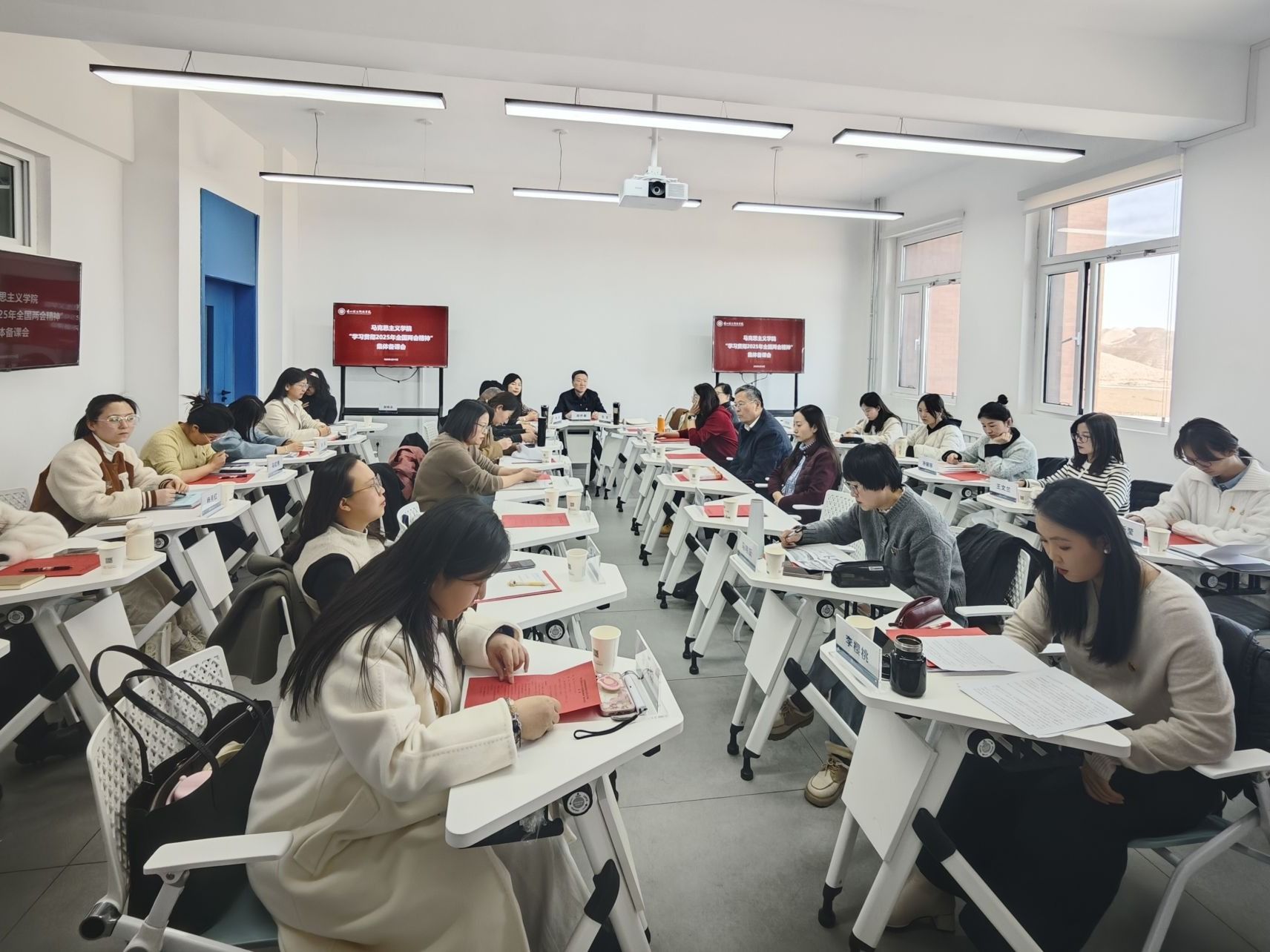 开元集团网站马克思主义学院召开“学习贯彻2025年全国两会精神”集体备课会