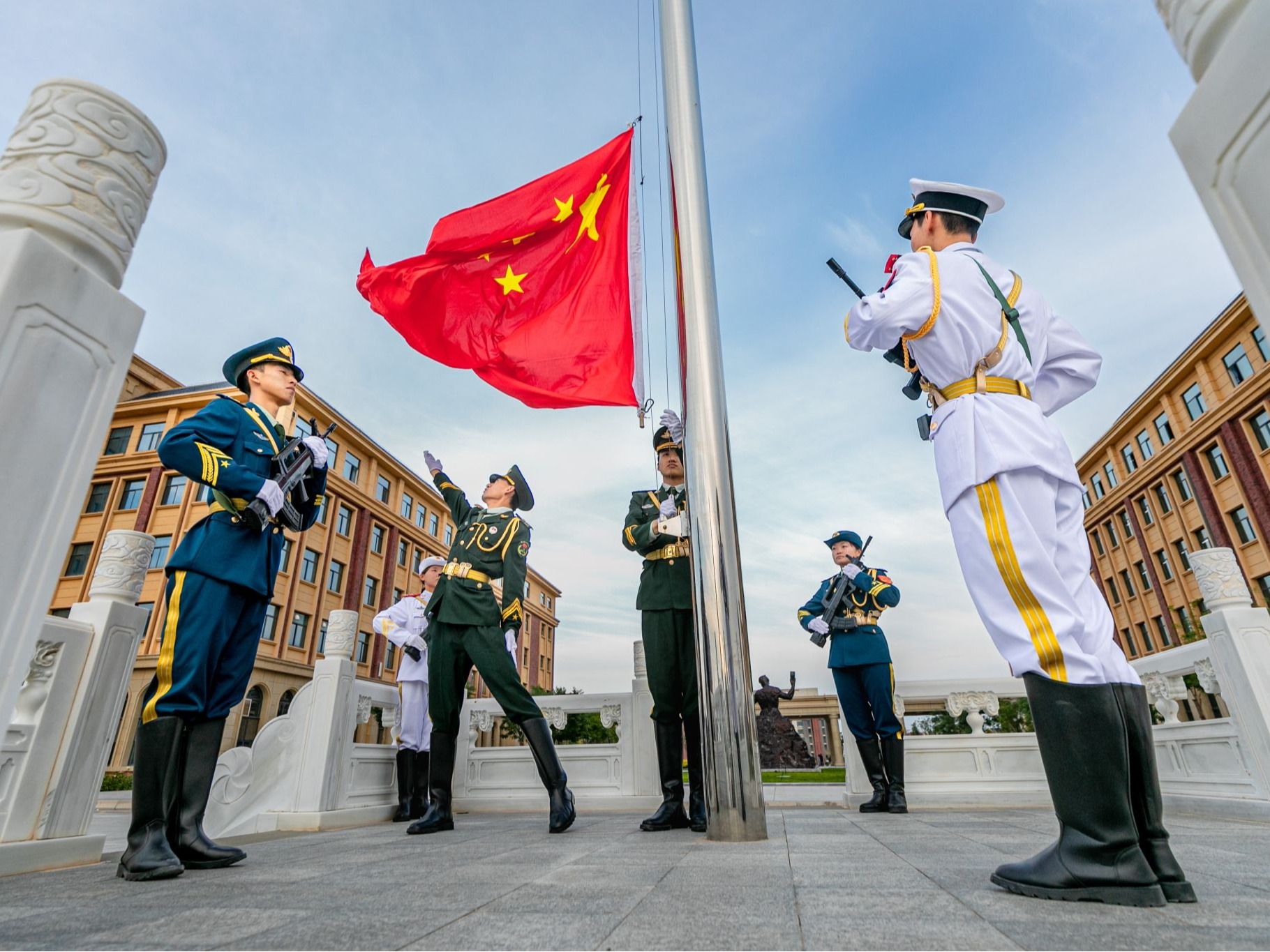 开元集团网站举行庆“七一”升国旗仪式