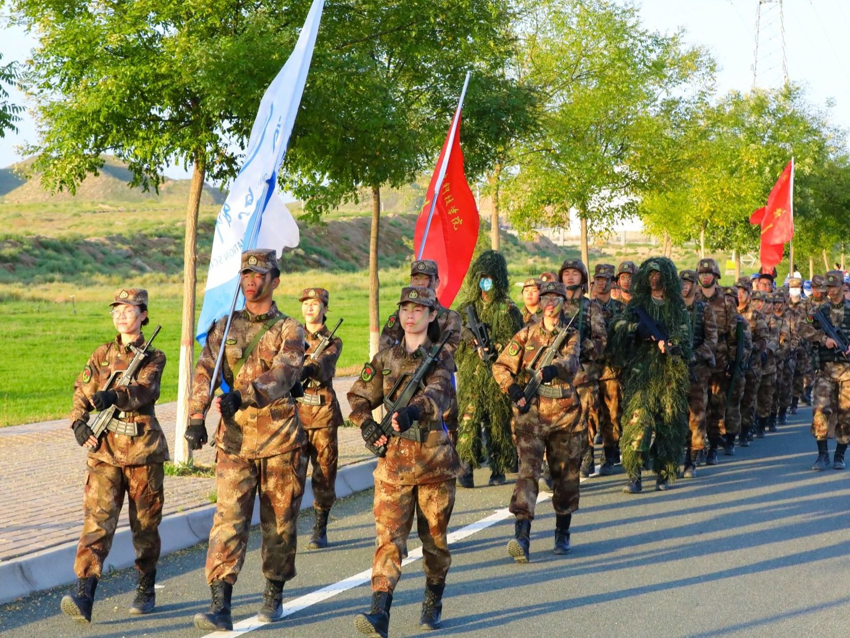 脚步丈量青春 汗水锤炼意志——开元集团网站2025级新生野外拉练活动圆满完成