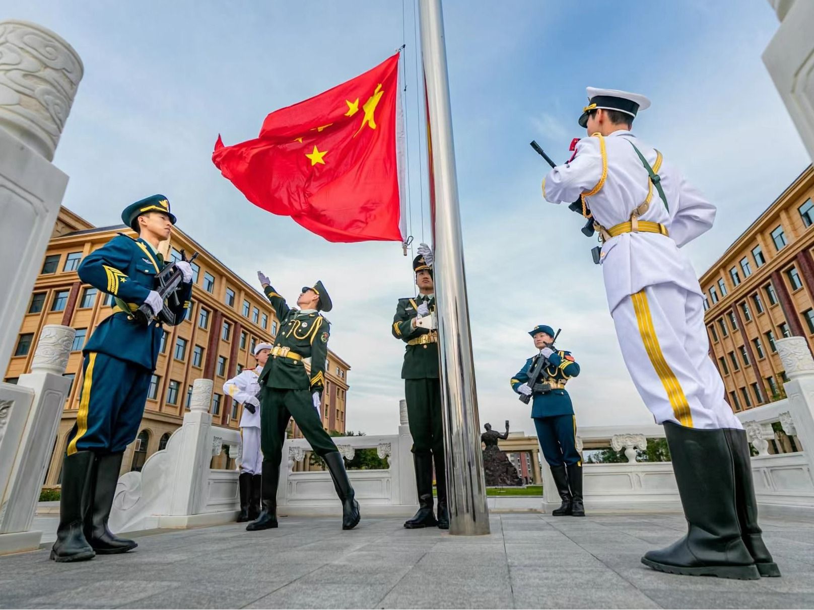 风雨兼程七十五载，弦歌永续初心不忘  —学校举行庆祝中华人民共和国成立75周年国庆节升国旗...