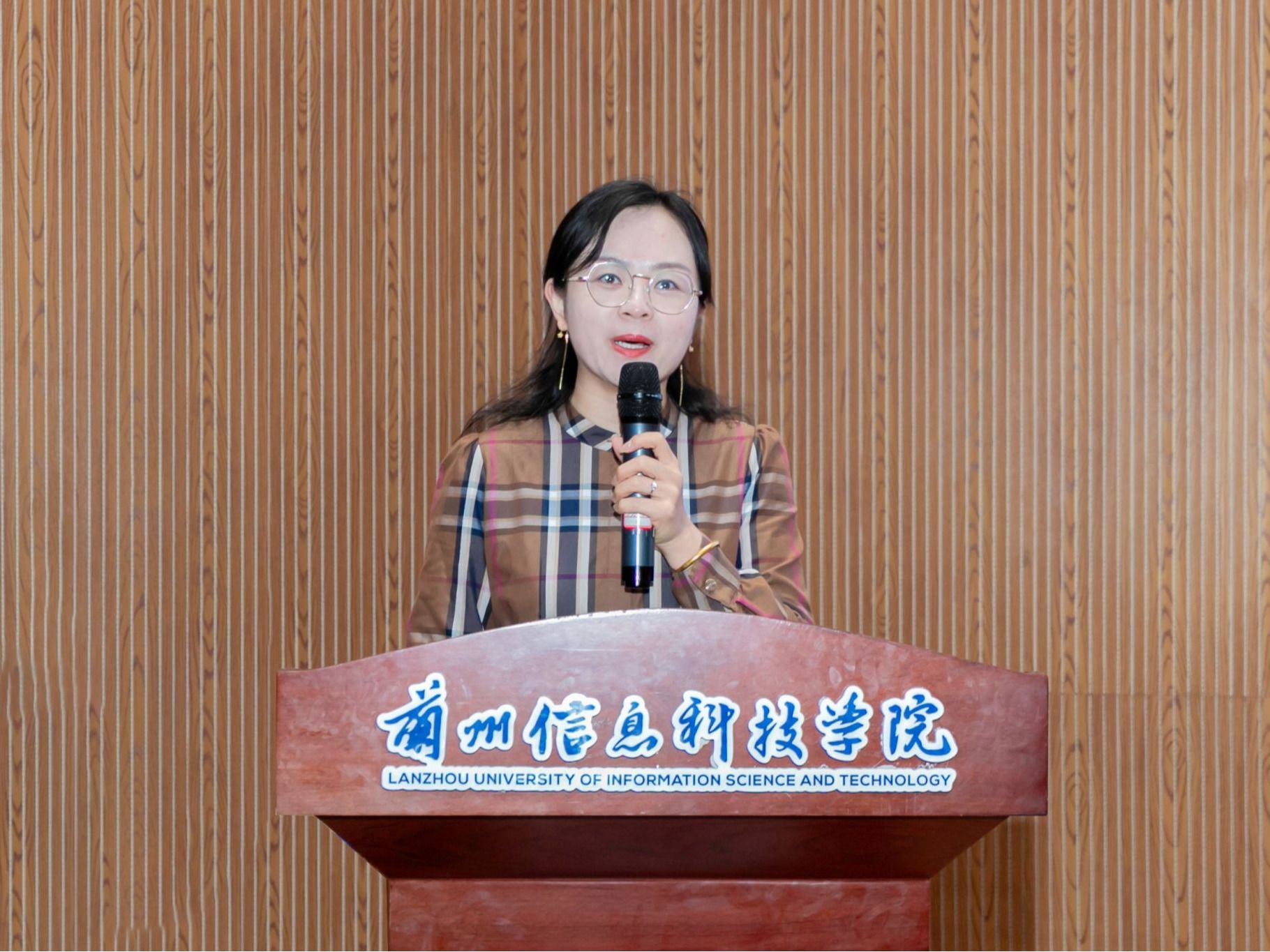 开元集团网站开展《防范化解重大经济金融风险漫谈》专题讲座