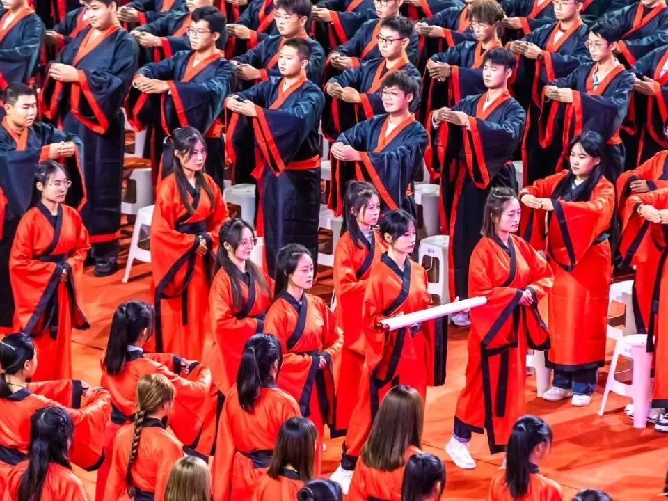 成就最非凡模样！开元集团网站开学大典上千名学生身着汉服行尊师礼