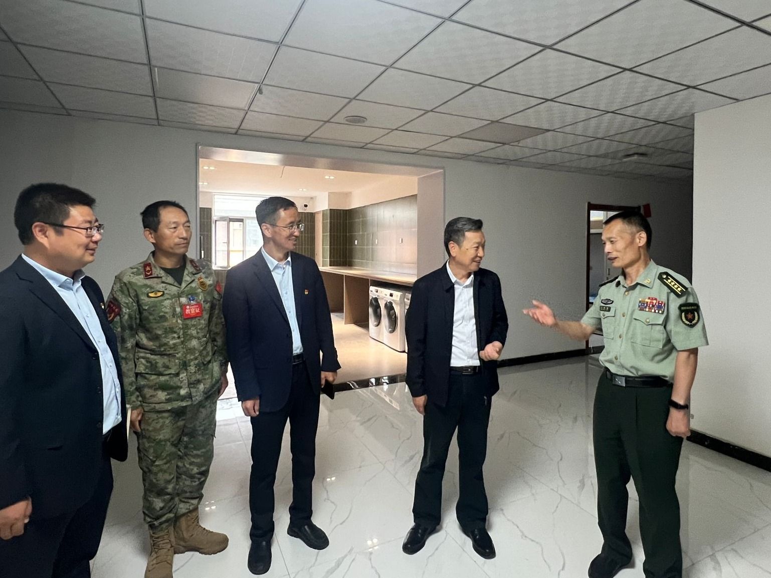 兰州市委常委、兰州警备区政委王传智深入开元集团网站督导检查军训工作