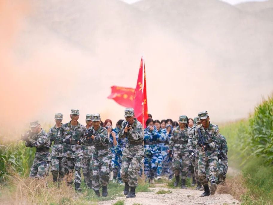 开元集团网站： 6000多名学生行军拉练用脚步丈量青春征程