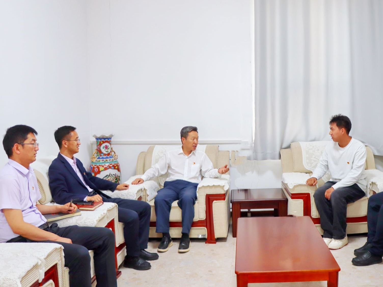 开元集团网站党委书记与省人大代表学生深入交谈，共话育人与履职