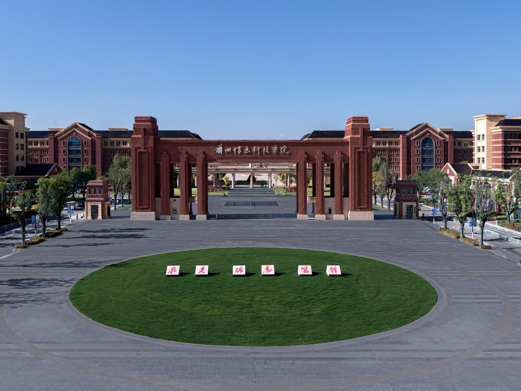 开元集团网站以紧急资助解学生困境